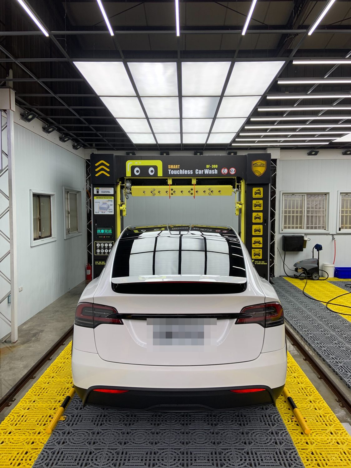 LD-360 touchless car wash system with vehicle in bay